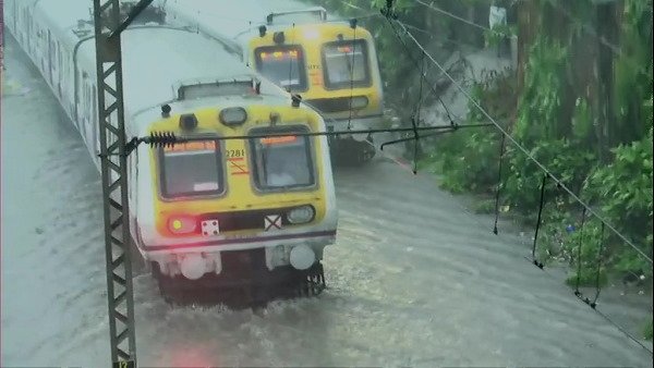 સાવચેતી રૂપે ટ્રેનો રોકવામાં આવી