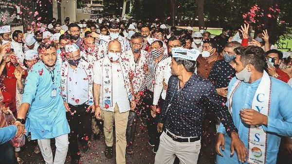 પત્રકાર ઈસુદાન ગઢવી આપમાં થયા શામેલ
