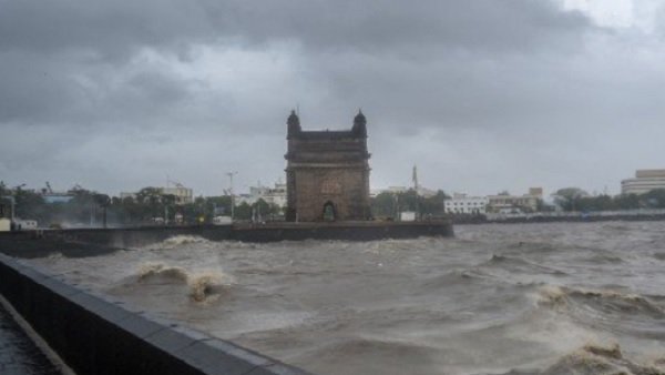 તેજ પવન અને ધૂળની આંધી