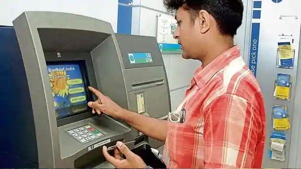 દર મહિને આઠ ફ્રી ટ્રાન્ઝેક્શન
