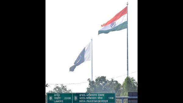 પાકિસ્તાનનો ધ્વજ આપણા કરતા ઉંચો હતો