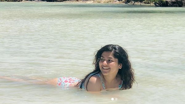બિકિનીમાં પાણીની અંદર નિધિ