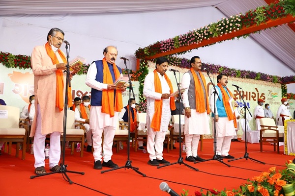 નવા મંત્રીમંડળના સભ્યો દ્વારા હોદ્દા અને ગુપ્તતાના શપથ લેવામાં આવ્યા