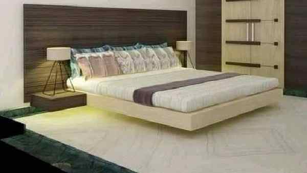 વૈભવી ગાદલા પર આરામ કરવાની જોબ