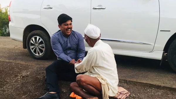 વૃદ્ધને જોયા બાદ કાર રોકી