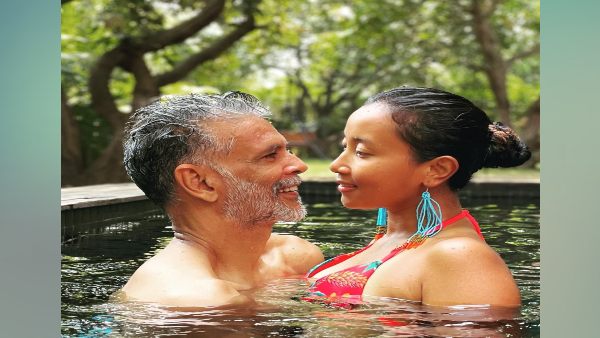 રોમેન્ટીક અંદાજમાં પૂલમાં ડૂબકી