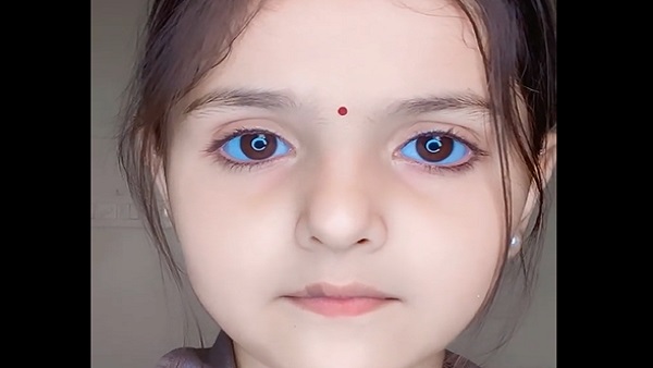 2. આ બાળકીએ પોતાની આંખોથી જીત્યુ બધાનુ દિલ