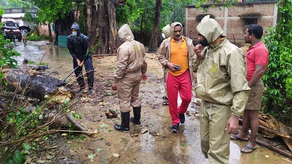 ચક્રવાત તૌકતા ગુજરાતના ભારતીય દરિયાકાંઠે ત્રાટક્યું