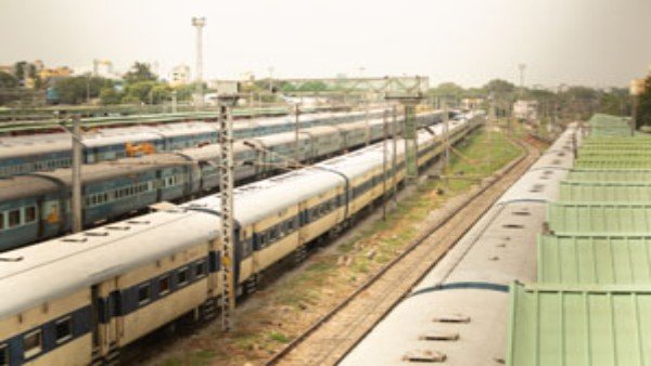 સ્ટેશન પર પહેલીવાર ઉતરતા મુસાફરો હેરાન