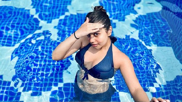 બિકીની પહેરી પૂલમાં ચીલ કરતી દેખાઈ