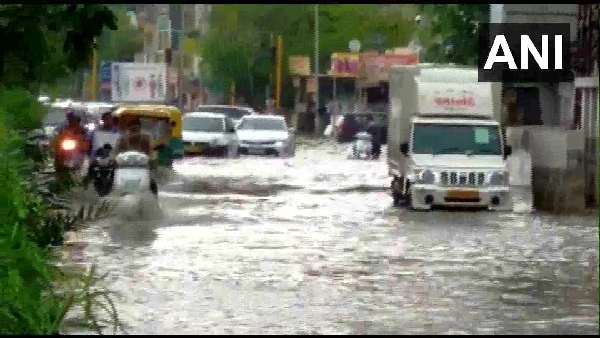 વીજળી ડૂલ, બેનરો ઉખડ્યા