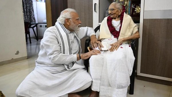 'તમારો દીકરો પીએમ છે, ગર્વ તો થતો હશે', આના પર શું કહ્યુ મોદીની માએ?