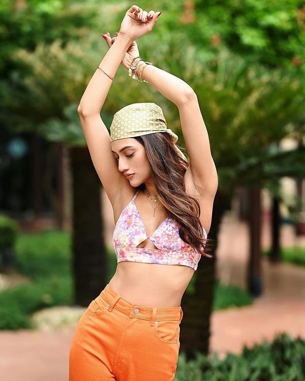 અલગ-અલગ સ્ટાઈલમાં પોઝ આપ્યા