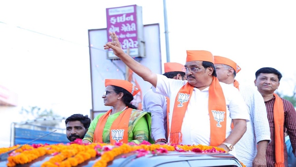 કામદાર વર્ગ સાથે સીઆર પાટીલે સંવાદ કર્યો