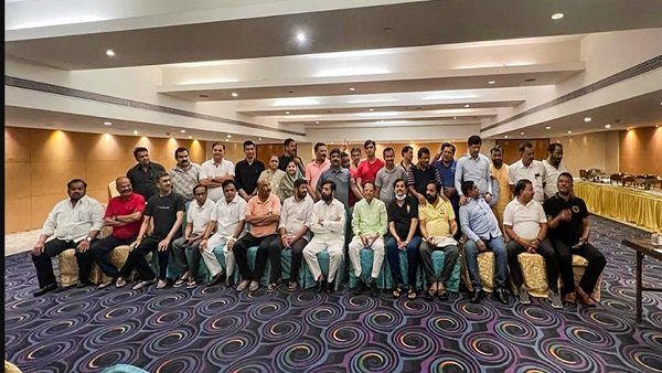 શિંદે જૂથની દલીલ - ફ્લોર ટેસ્ટ જલ્દી થવો જોઈએ