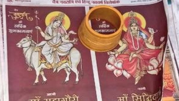 દુકાનમાંથી મોટી સંખ્યામાં મળ્યા દેવી-દેવતાઓના ફોટાવાળા છાપાં