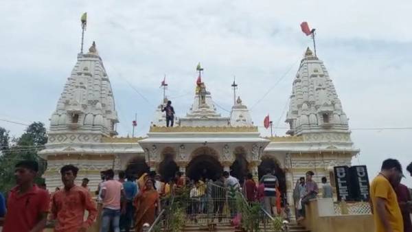 મંદિરના નિર્માણમાં લાલ પથ્થરનો ઉપયોગ કરવામાં આવ્યો છે