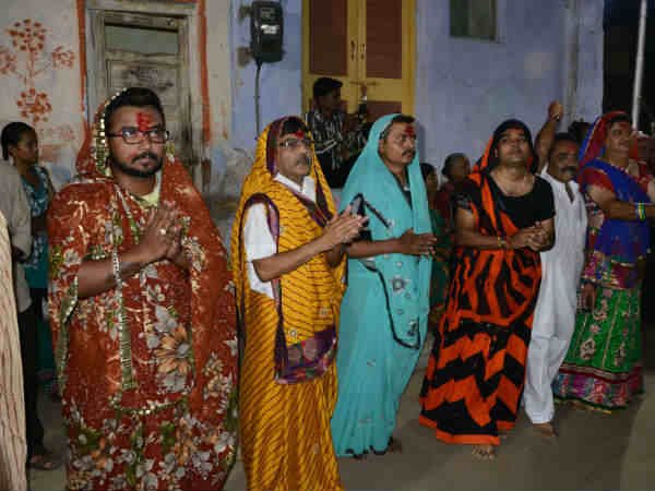 પુરુષો સાડી પહેરીને ગરબા કરે છે