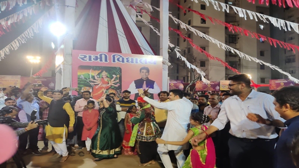 રાઘવ ચઢ્ઢા લોકો સાથે પૂરા ઉત્સાહ સાથે ગરબા રમ્યા