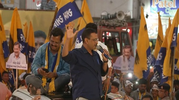 કેટલાક લોકોએ લગાવ્યા મોદી, મોદીના નારા