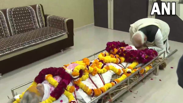 પીએમ મોદીએ માને આપી શ્રદ્ધાંજલિ