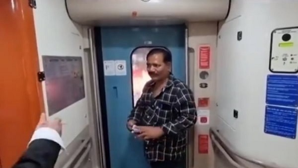 ટ્રેનના દરવાજા હાથથી ખોલવા લાગ્યો