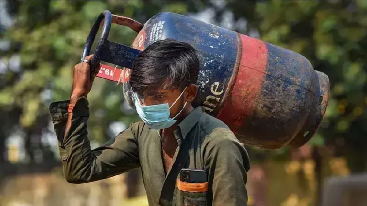 LPG Cylinder Price: એલપીજી સિલિન્ડરની કિંમતોમાં ભારે ઘટાડો, જાણો કેટલી થઈ કિંમત | LPG cylinder price reduced, know domestic LPG prices. - Gujarati Oneindia