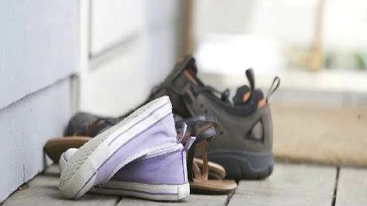 Vastu Tips શા માટે ચંપલ ઊંધા ન રાખવા જોઇએ? આ રહ્યો જવાબ Vastu Tips