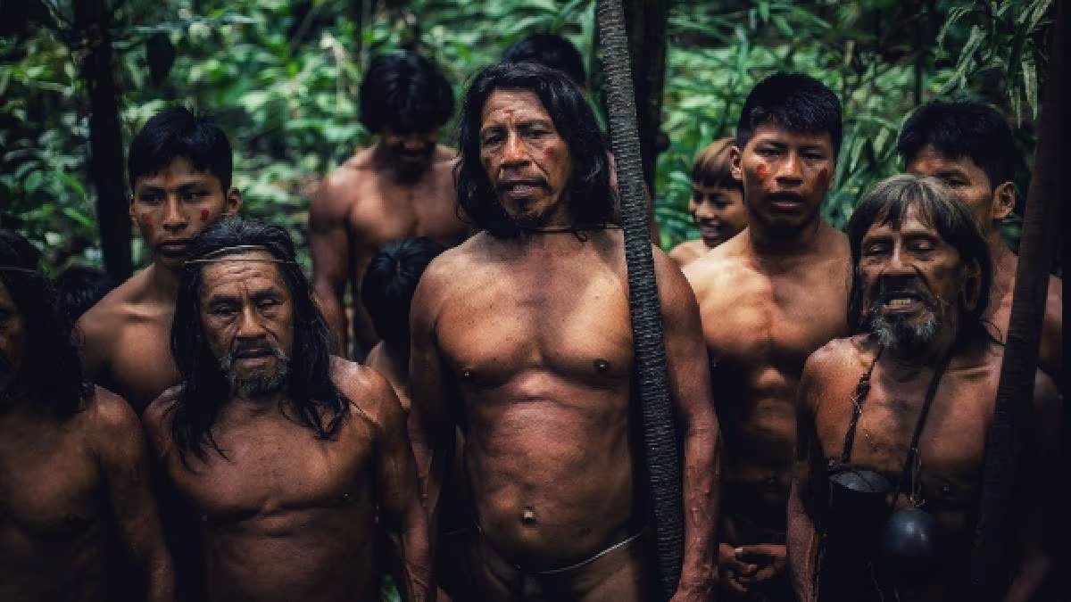 આ જનજાતિના લોકો આજે પણ કપડા નથી પહેરતા, ઝેરી તીરથી વાંદરાનો શિકાર કરીને ખાય છે Even today the