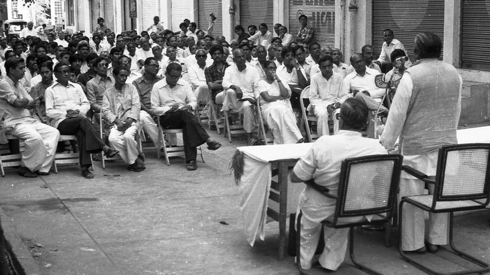 1980માં કેશુભાઈ દ્વારા ગુજરાતમાં ભાજપના ચૂંટણી કાર્યાલયનું ઉદ્ઘાટન 1980માં કેશુભાઈ દ્વારા ગુજરાતમાં ભાજપના ચૂંટણી કાર્યાલયનું ઉદ્ઘાટન