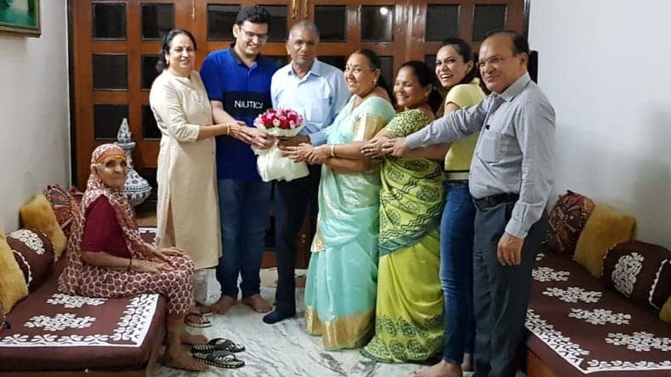 કાર્તિક જિવાણી પરિવાર સાથે કાર્તિક જિવાણી પરિવાર સાથે